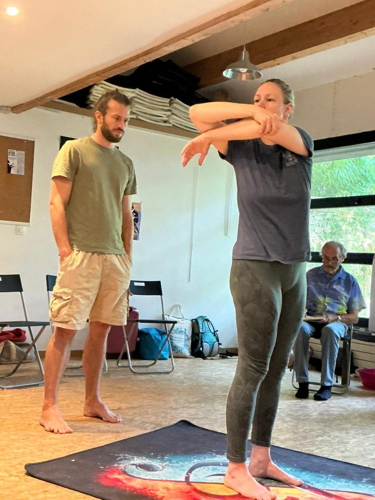 Exercice de posture en Pneumaphonie, dans un travail corporel lié au souffle et à la voix.